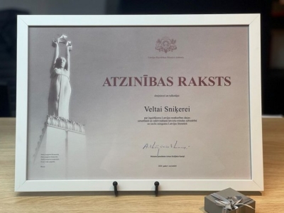 Dzejniece Velta Sniķere saņem Ministru kabineta Atzinības rakstu