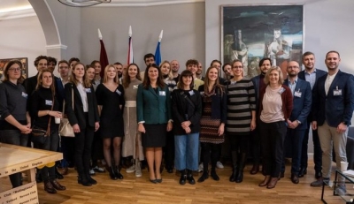 Latvijas izcelsmes pētnieki un studenti Apvienotajā Karalistē tiekas vēstniecībā Londonā, lai veidotu jaunus kontaktus un pārrunātu sadarbības iespējas