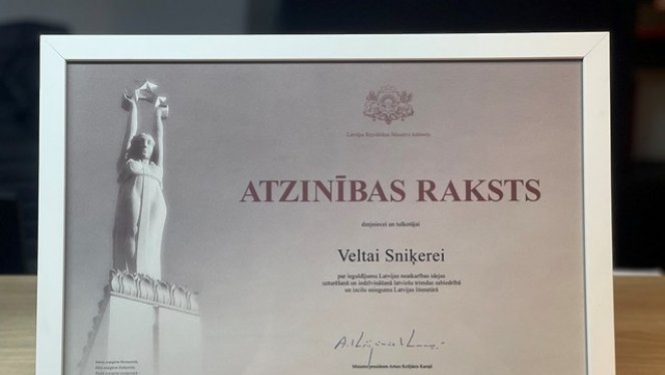 Dzejniece Velta Sniķere saņem Ministru kabineta Atzinības rakstu
