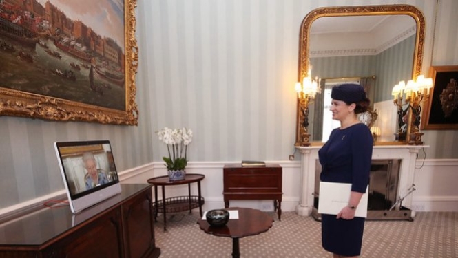 Vēstniece Ivita Burmistre iesniedz akreditācijas vēstules karalienei Elizabetei II