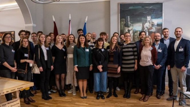 Latvijas izcelsmes pētnieki un studenti Apvienotajā Karalistē tiekas vēstniecībā Londonā, lai veidotu jaunus kontaktus un pārrunātu sadarbības iespējas