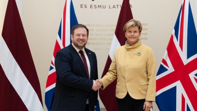 B. Braže ar Apvienotās Karalistes valsts ministru S. Dautiju: visiem sabiedrotajiem jāturpina atbalstīt Ukrainas pašaizsardzību, maksimāli jāstiprina globāls spiediens uz Krieviju. Augstu vērtējam AK ieguldījumu Baltijas un NATO Austrumu flanga drošībā