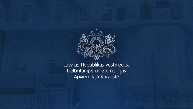 Vēstniecības logo uz zila fona 
