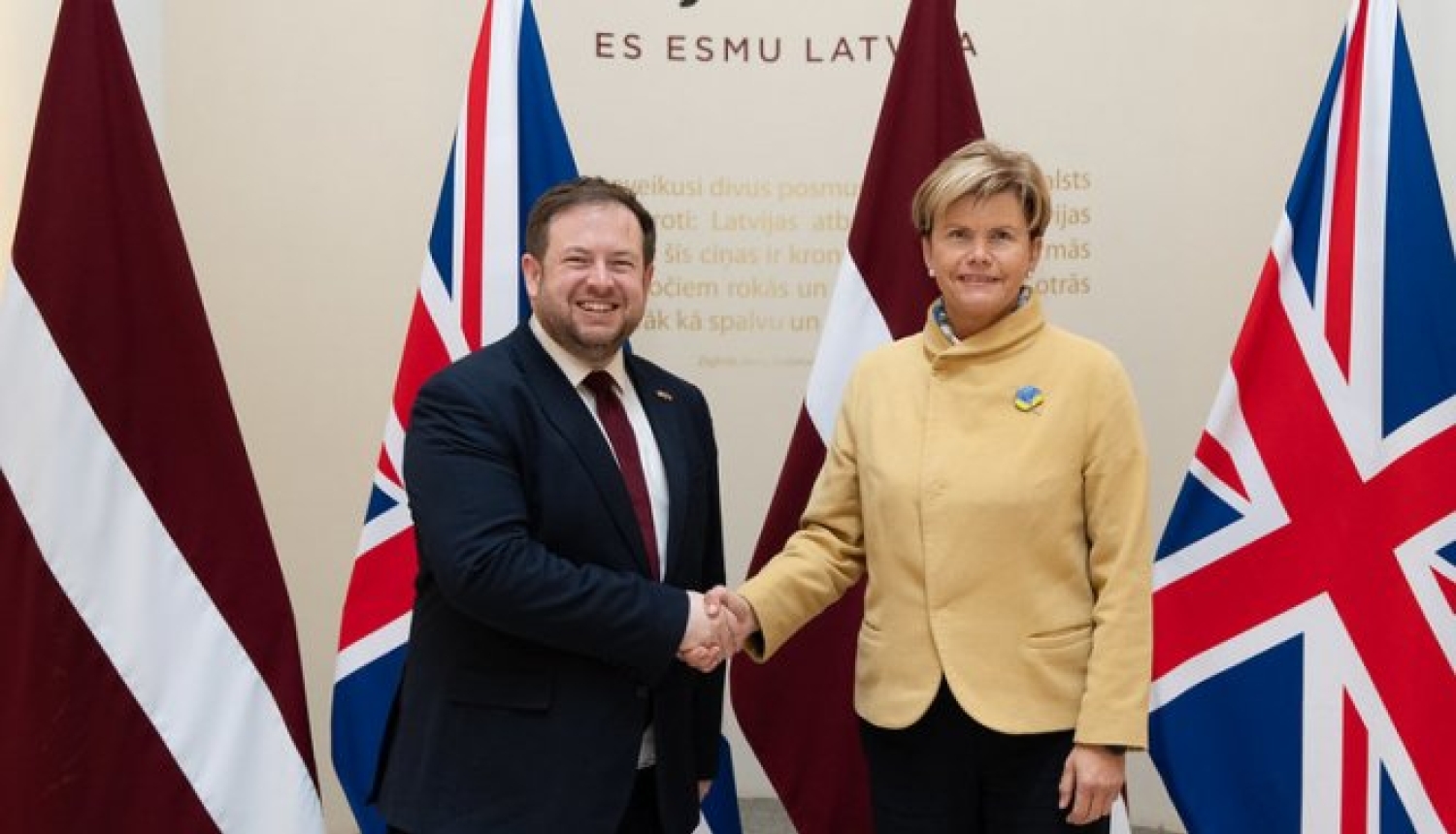 B. Braže ar Apvienotās Karalistes valsts ministru S. Dautiju: visiem sabiedrotajiem jāturpina atbalstīt Ukrainas pašaizsardzību, maksimāli jāstiprina globāls spiediens uz Krieviju. Augstu vērtējam AK ieguldījumu Baltijas un NATO Austrumu flanga drošībā